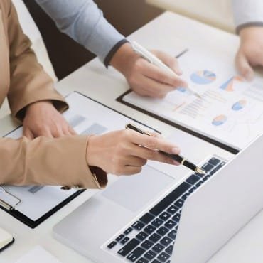 Deux personnes collaborant dans une gestion administrative