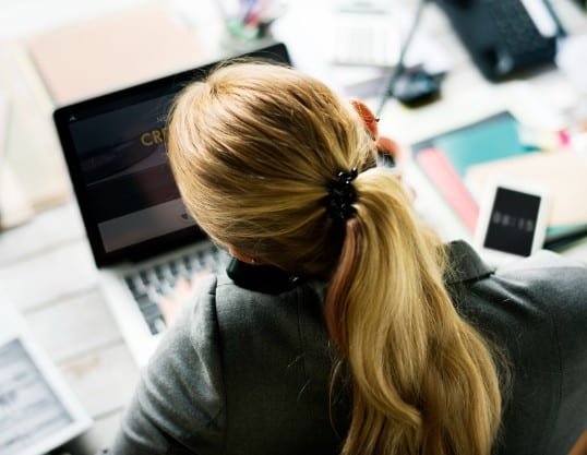 Justine de dos travaillant pour une entreprise